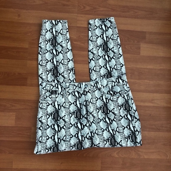 Frame All High Rise Cigarette Python Print Jeans - Picture 6 of 16